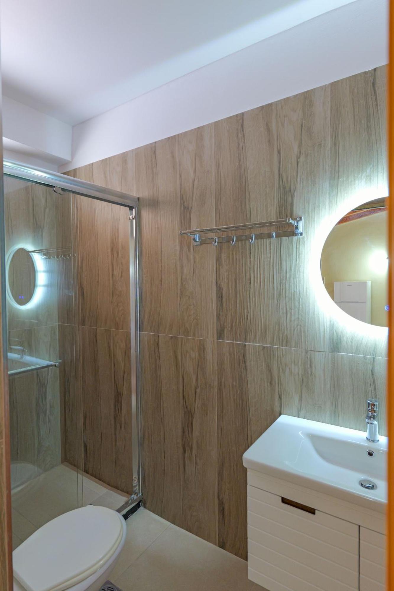 Apartament Xhovani *