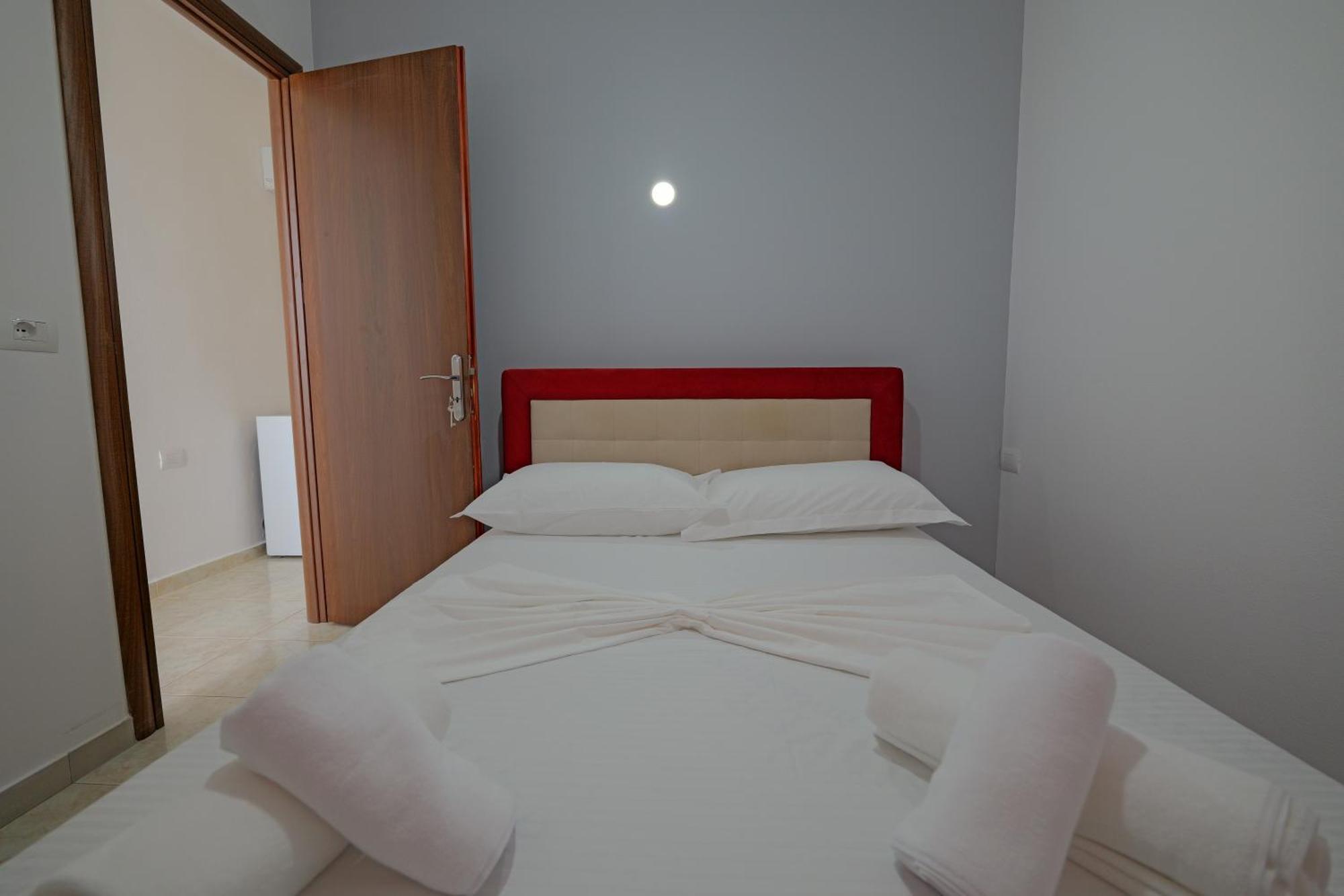 Apartament Xhovani *