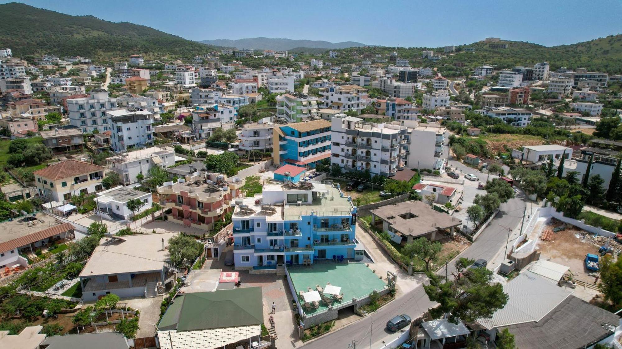 Xhovani *