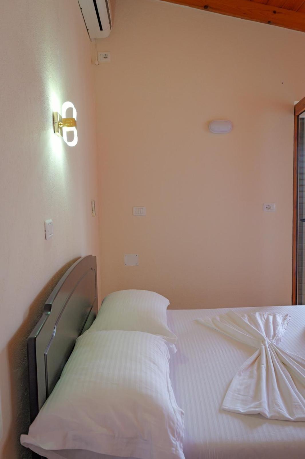 Xhovani Apartament *